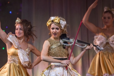 The_Lindsey_Stirling_Christmas_Program_Winter_Tour_281229.jpg