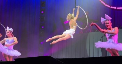 The_Lindsey_Stirling_Christmas_Program_Winter_Tour_281629.jpg