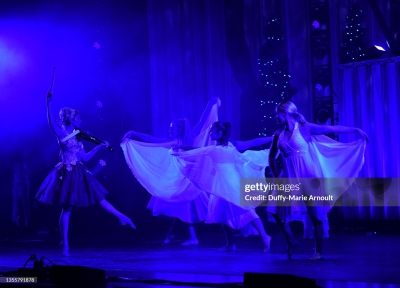 The_Lindsey_Stirling_Christmas_Program_Winter_Tour_2820629.jpg