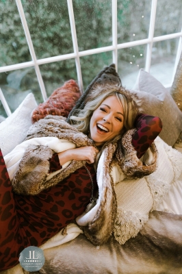 Lindsey_Stirling_-_Set_4_Home_for_the_Holidays_2020_281029.jpg