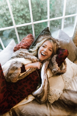 Lindsey_Stirling_-_Set_4_Home_for_the_Holidays_2020_281129.jpg