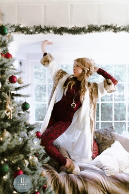 Click to view full size image
==============
Lindsey_Stirling_-_Set_4_Home_for_the_Holidays_2020_282629.jpg Lindsey_Stirling_-_Set_4_Home_for_the_Holidays_2020_282629.jpg
