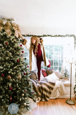 Click to view full size image
==============
Lindsey_Stirling_-_Set_4_Home_for_the_Holidays_2020_283129.jpg Lindsey_Stirling_-_Set_4_Home_for_the_Holidays_2020_283129.jpg