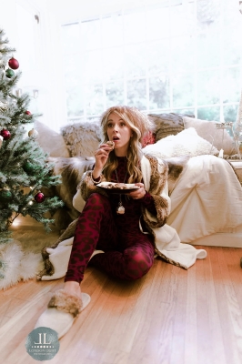 Lindsey_Stirling_-_Set_4_Home_for_the_Holidays_2020_284129.jpg