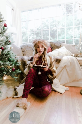 Lindsey_Stirling_-_Set_4_Home_for_the_Holidays_2020_284229.jpg