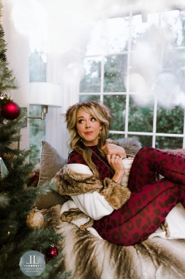 Lindsey_Stirling_-_Set_4_Home_for_the_Holidays_2020_28429.jpg
