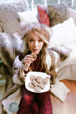 Lindsey_Stirling_-_Set_4_Home_for_the_Holidays_2020_284529.jpg
