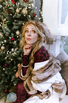 Lindsey_Stirling_-_Set_4_Home_for_the_Holidays_2020_285029.jpg