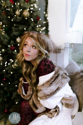 Lindsey_Stirling_-_Set_4_Home_for_the_Holidays_2020_285129.jpg