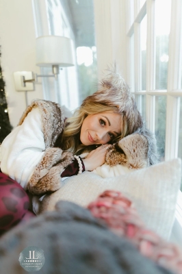 Lindsey_Stirling_-_Set_4_Home_for_the_Holidays_2020_285229.jpg