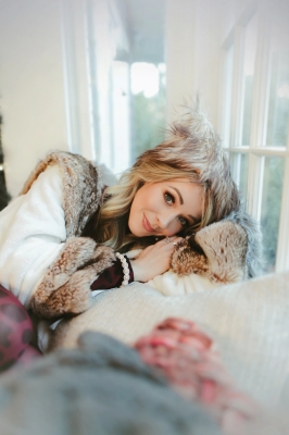 Lindsey_Stirling_-_Set_4_Home_for_the_Holidays_2020_285329.jpg