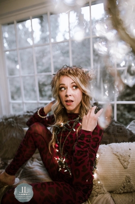 Lindsey_Stirling_-_Set_4_Home_for_the_Holidays_2020_286329.jpg