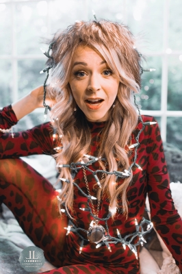 Lindsey_Stirling_-_Set_4_Home_for_the_Holidays_2020_286529.jpg