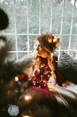 Lindsey_Stirling_-_Set_4_Home_for_the_Holidays_2020_286729.jpg