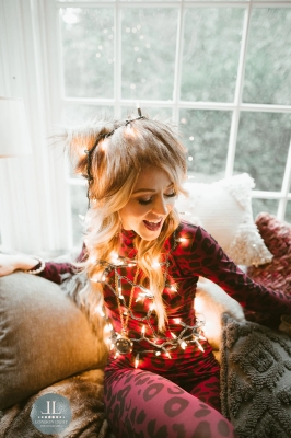 Lindsey_Stirling_-_Set_4_Home_for_the_Holidays_2020_287229.jpg