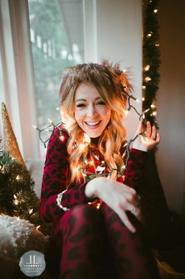 Lindsey_Stirling_-_Set_4_Home_for_the_Holidays_2020_287329.jpg