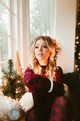 Lindsey_Stirling_-_Set_4_Home_for_the_Holidays_2020_287529.jpg