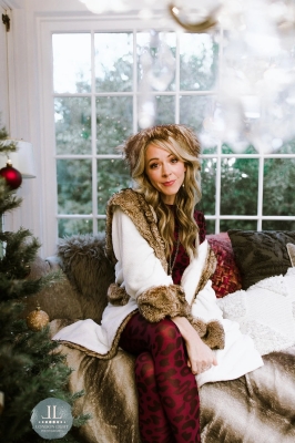 Click to view full size image
==============
Lindsey_Stirling_-_Set_4_Home_for_the_Holidays_2020_288029.jpg Lindsey_Stirling_-_Set_4_Home_for_the_Holidays_2020_288029.jpg